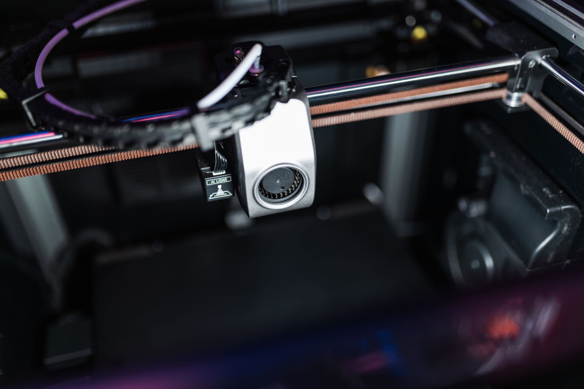 Cabeçote de impressora 3D em operação dentro da câmara