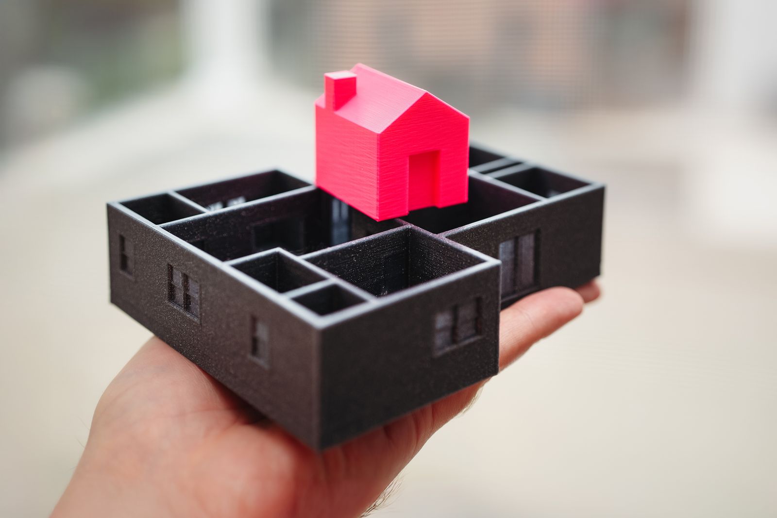 Miniatura de casa impressa em 3D na palma da mão